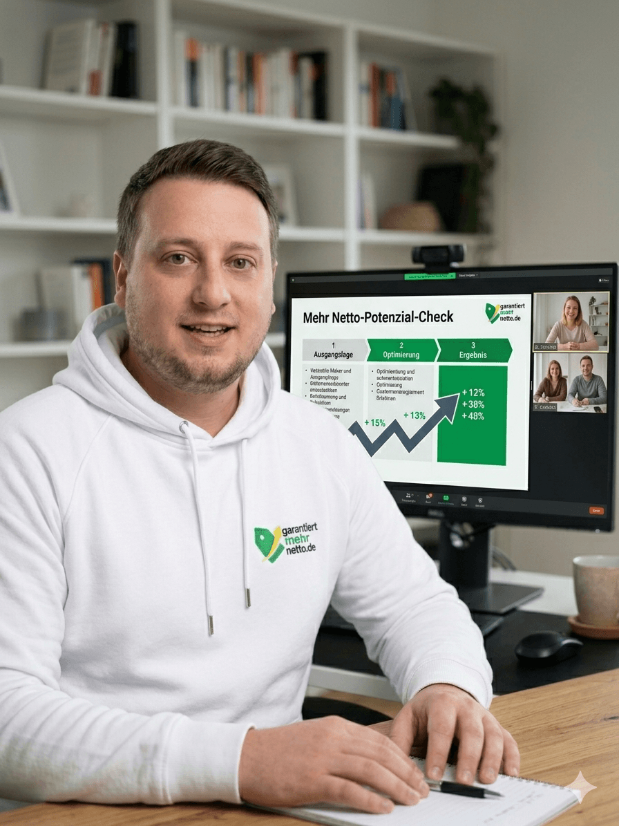 Ein lächelnder Mann im weißen Hoodie präsentiert eine Grafik zur Netto-Optimierung am Computerbildschirm.