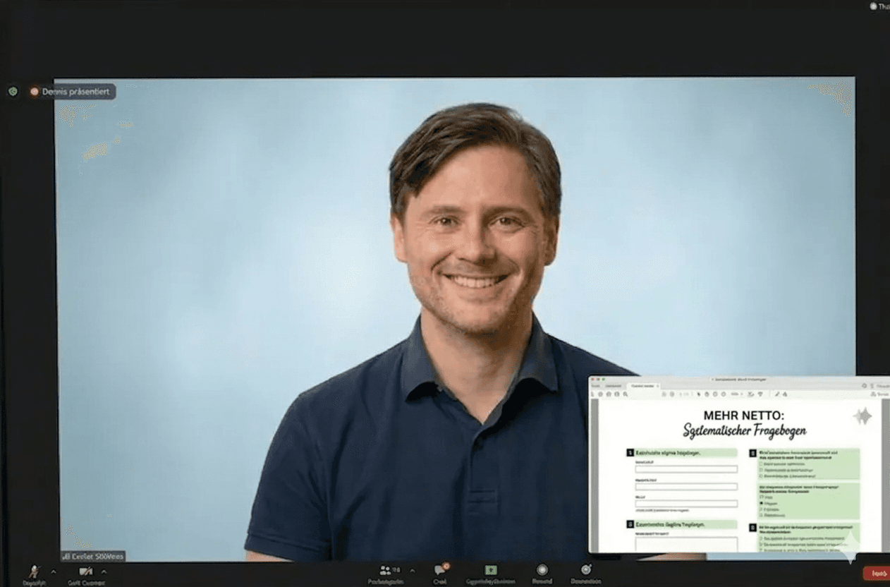 Ein lächelnder Mann präsentiert in einer Videokonferenz ein Dokument mit dem Titel „MEHR NETTO“.