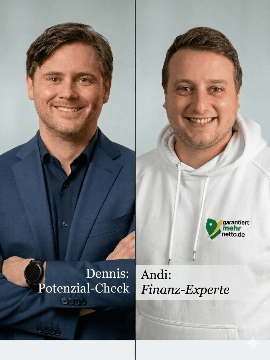 Zwei lächelnde Männer, Dennis im blauen Sakko und Andi im weißen Hoodie, nebeneinander porträtiert.