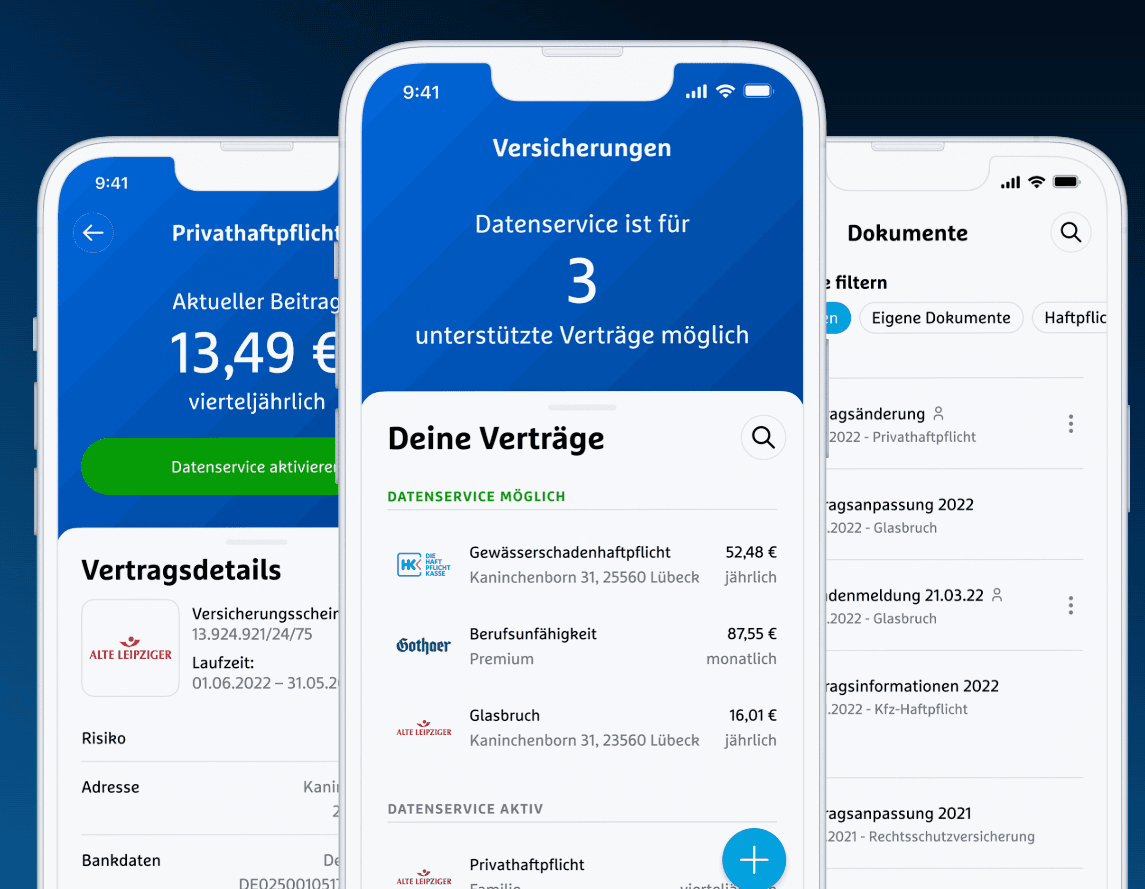 Drei Smartphones zeigen eine Versicherungs-App mit Vertragsübersicht, Details und Dokumentenverwaltung in modernem Design.
